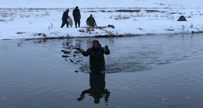 Kars’ta köyüler buz gibi sudan balık ihtiyacını karşılıyor
