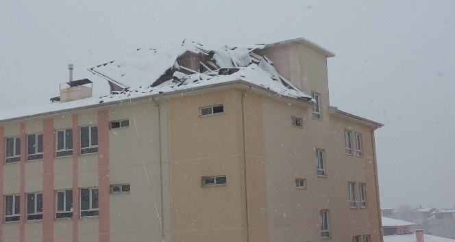 Şiddetli rüzgar okulun çatısını da yerinden söktü
