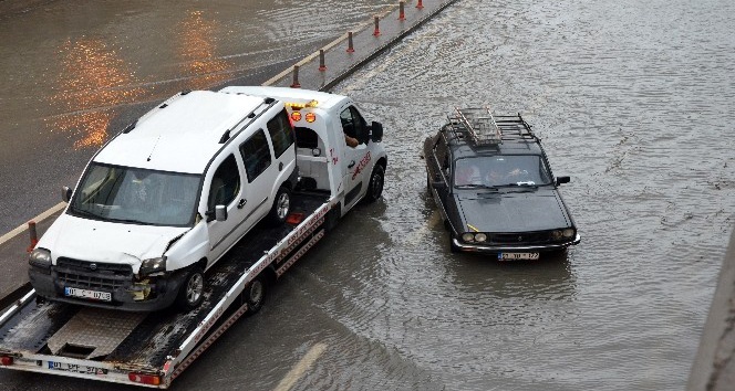 Adana’da yağmur trafiği felç etti