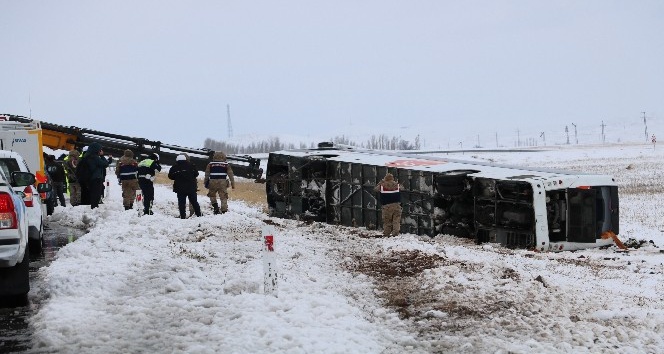Amasya’dan Kayseri istikametine giden yolcu otobüsü Şarkışla-Kayseri karayolunun 5. kilometresinde kardan dolayı yoldan çıkarak şarampole devrildi. Kazada 22 yolcu yaralandı. Yaralılar Sivas’taki hastanelere sevk edildi.