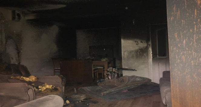 Ev yangınında dumandan etkilenen 2 kişi hastaneye kaldırıldı
