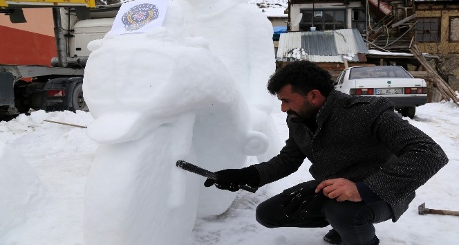 Kerata ile kardan heykeller yapıyor