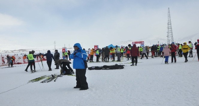 17 ilden 420 kayakçı Bitlis’te yarışıyor