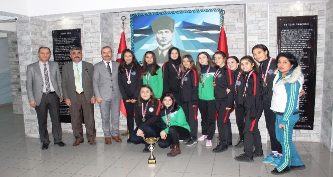 Oktay Olcay Yurtbay Lisesi kız voleybol takımı il birincisi oldu