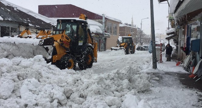Karlıova’da 2 bin kamyon kar taşındı, hala taşınıyor