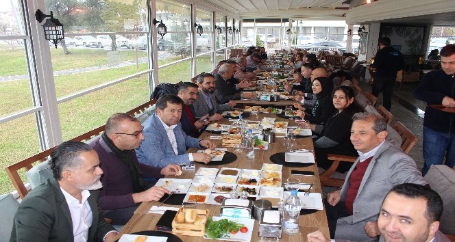 AK Parti Yönetimi gazetecilerle buluştu