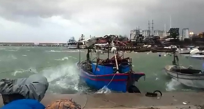 Mersin’de kuvvetli fırtına