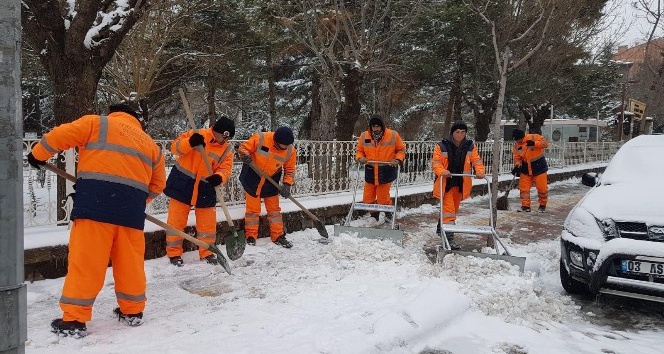 Afyonkarahisar’da kar temizleme seferberliği