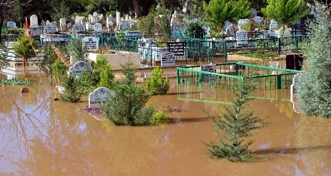 Mezarlıklar sular altında kaldı