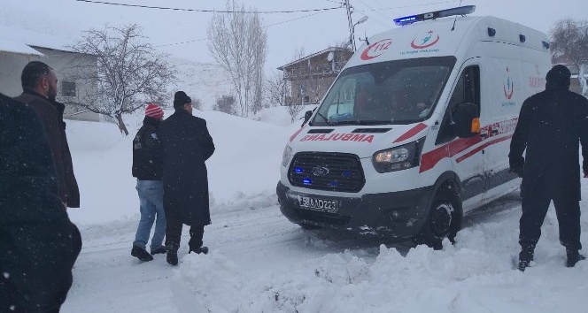 Karda mahsur kalan hasta 6 saatlik çalışma sonrası kurtarıldı