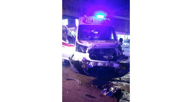 Hasta taşıyan ambulans kaza yaptı: 3 yaralı
