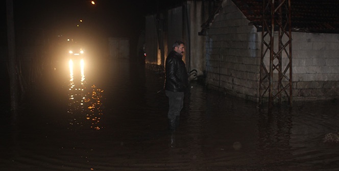 Amik Ovasına kurulan bent yıkıldı köy sular altında kaldı