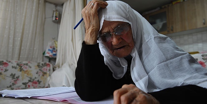 85 yaşında...Okuma öğrenmek için kar kış demiyor her gün 2 kilometre yürüyor