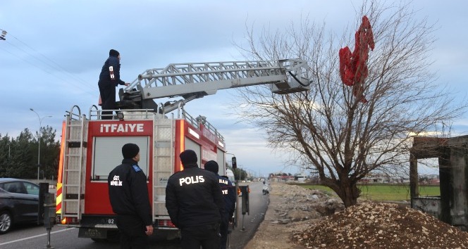 Fırtınada uçan dev Türk bayrağı ekipleri seferber etti