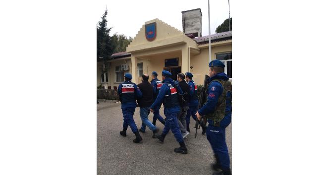 Jandarma çeşitli suçlardan aranan 13 kişiyi yakaladı