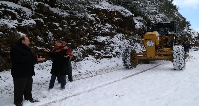 Efeler’de karla mücadele devam ediyor