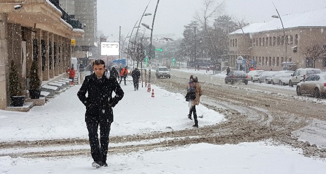 Kar ve tipinin etkili olduğu Doğu Anadolu’da yollar ulaşıma kapandı