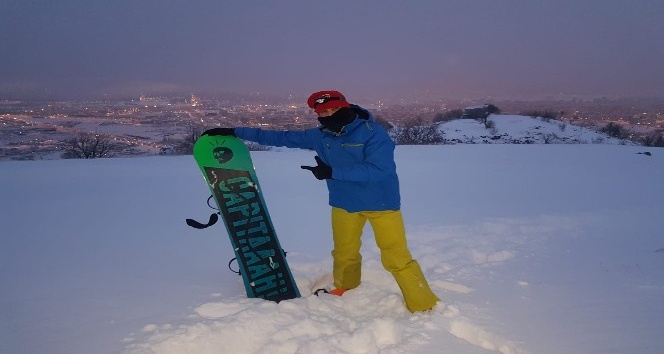 (Özel) 2 bin rakımlı dağdan snowboard ile kaydı