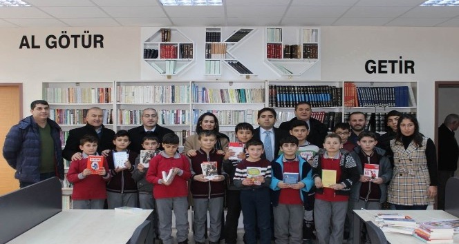 Şuhut Kaymakamlığı’ndan okullara 5 bin kitap desteği