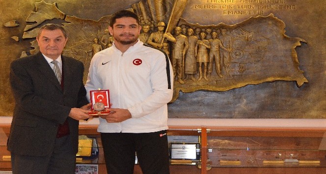 Taha Akgül’e TSK Mehmetçik Vakfı’ndan bronz madalya