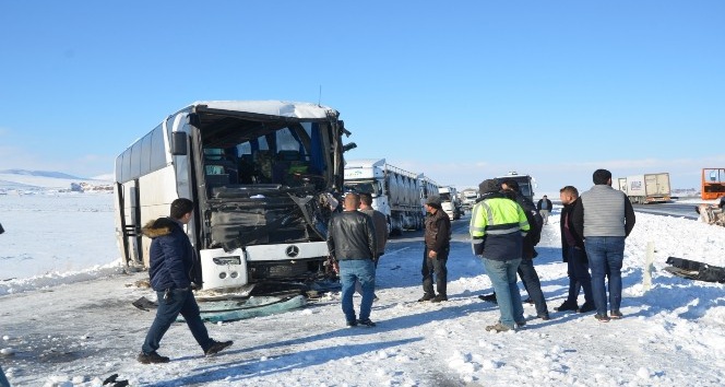 Konya’da işçi otobüsü tıra çarptı: 5 yaralı