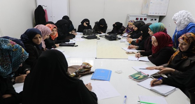 Suriyeli kadınlar Türkçe öğreniyor