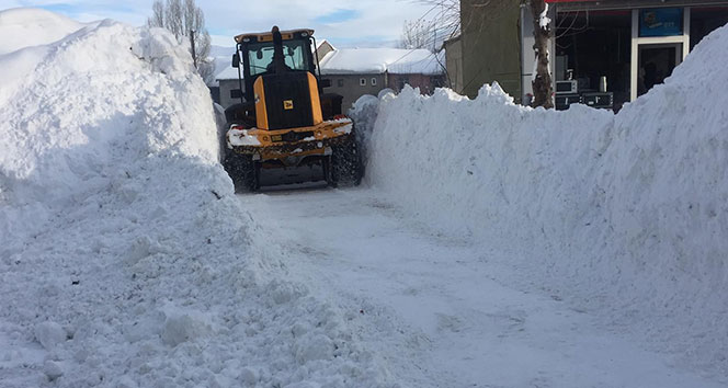 Elazığ’da kar ve tipi 249 köy yolunu ulaşıma kapattı