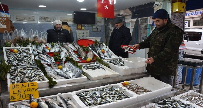 Karadeniz’deki fırtına balık fiyatlarını ikiye katladı