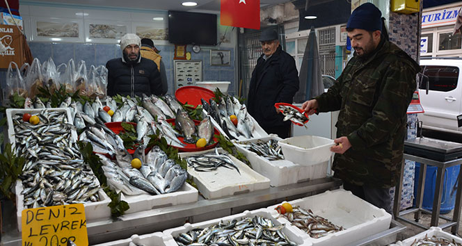 Karadeniz&#039;deki fırtına balık fiyatlarını ikiye katladı