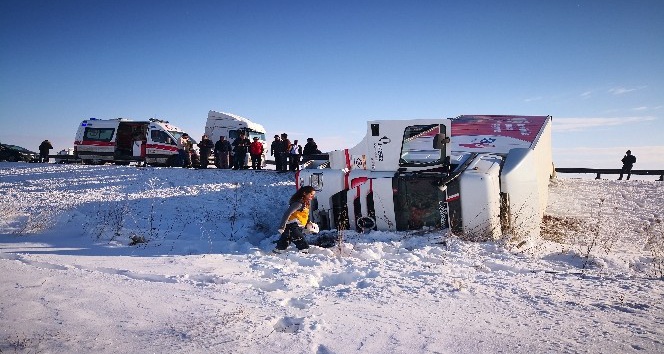 Aksaray’da buzlanma sebebiyle 4 otomobil, 1 tır kaza yaptı