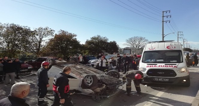 Kaza yapan araçlardan biri ters döndü: 2 yaralı