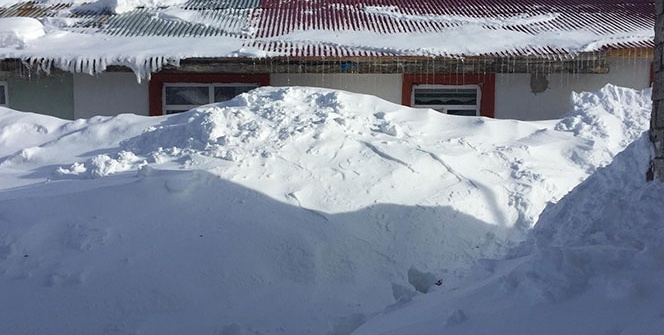 Kar Karlıova'da 2 metreyi aştı, evlerin penceresine ulaştı