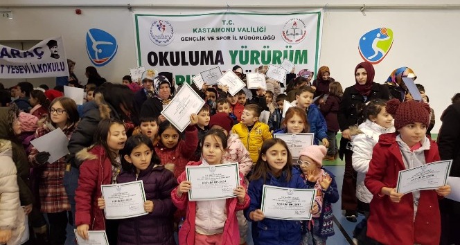 “Okuluma Yürürüm Sporumla Büyürüm” projesinde belgeler dağıtıldı