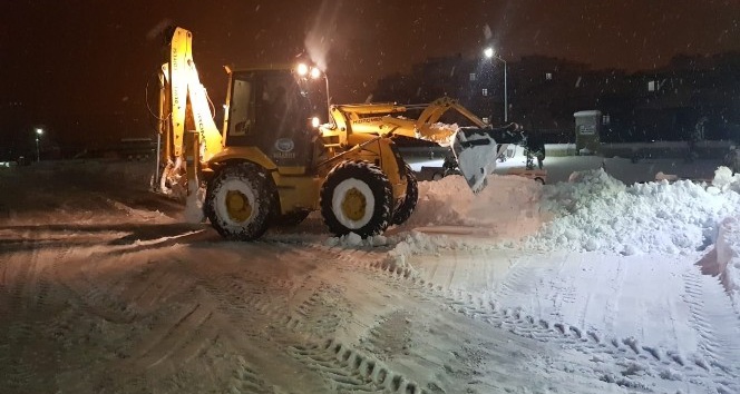Develi Belediyesi karla mücadele ekipleri 24 saat çalışıyor