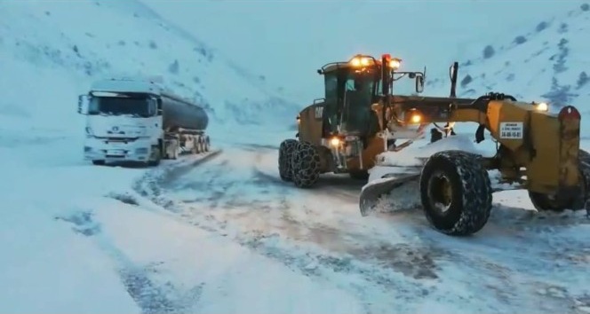 Özel İdare ekiplerinden Kızıldağ’daki karla mücadele çalışmalarına destek