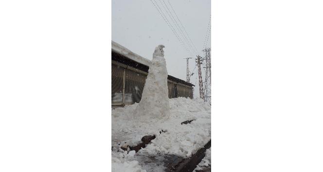 Çukurca esnafından 5 metrelik kardan adam