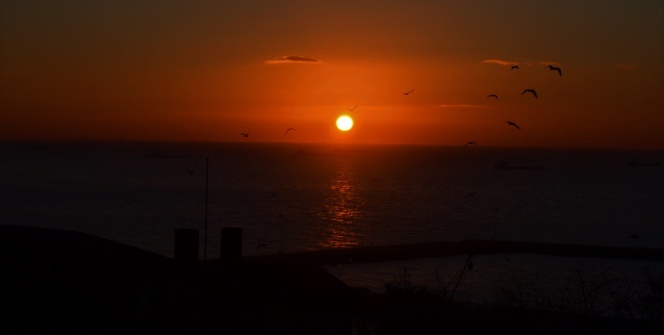 Marmara Denizi'nde gün doğumu büyülüyor