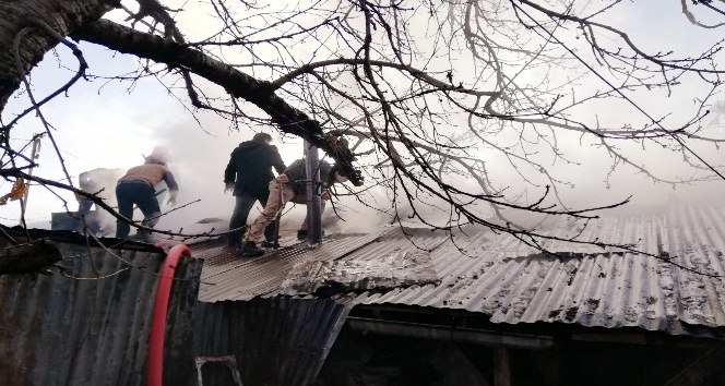 Elazığ’da yangın, iki evin çatısı zarar gördü