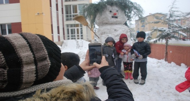 Karnesini alan oraya koştu