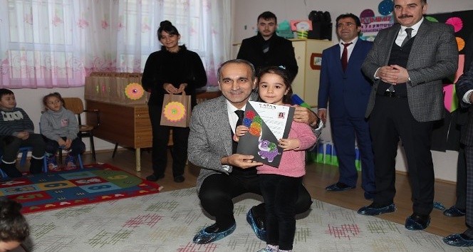 Arnavutköy’de karnesini getiren ilkokul öğrencilerine hikaye seti hediye