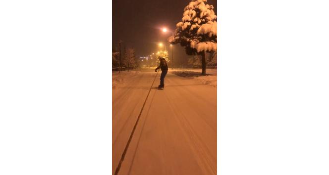 Karın keyfini caddelerde kayak yaparak çıkardılar