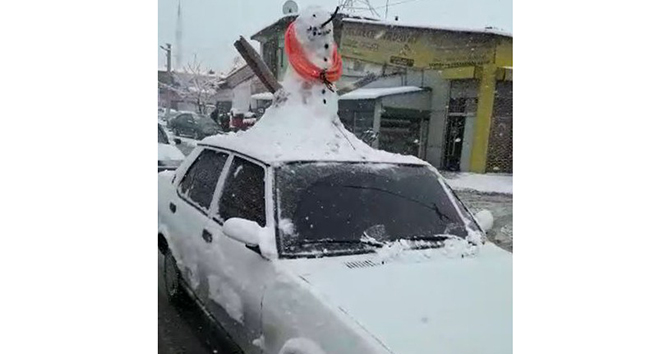 Otomobilinin üzerine kardan adam yapıp trafiğe çıktı