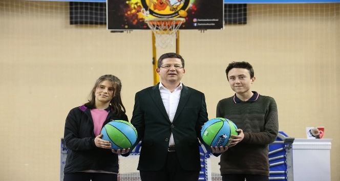 Merkezefendi’de 8. sınıf çocuklarına 5 bin basketbol topu dağıtıldı
