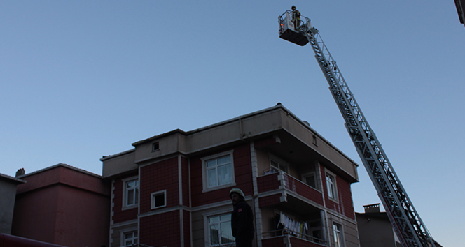 Çekmeköy’de binanın çatısında çıkan yangın paniğe neden oldu