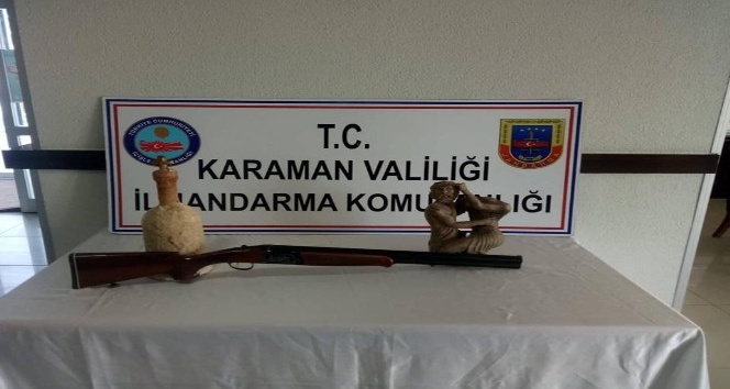 Jandarma, otomobilde tarihi eser ile tüfek ele geçirdi