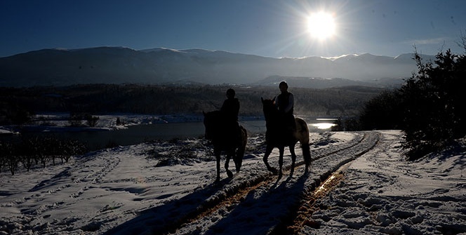 Karlar altında dörtnala özgürlük havadan böyle görüntülendi