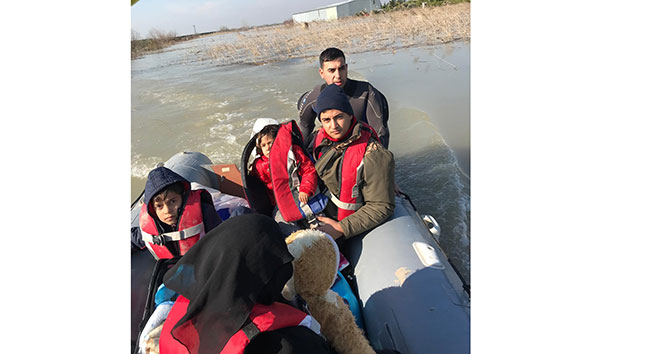 Su basan bahçe evinde mahsur kalan Suriyeliler AFAD ekiplerince botla kurtarıldı