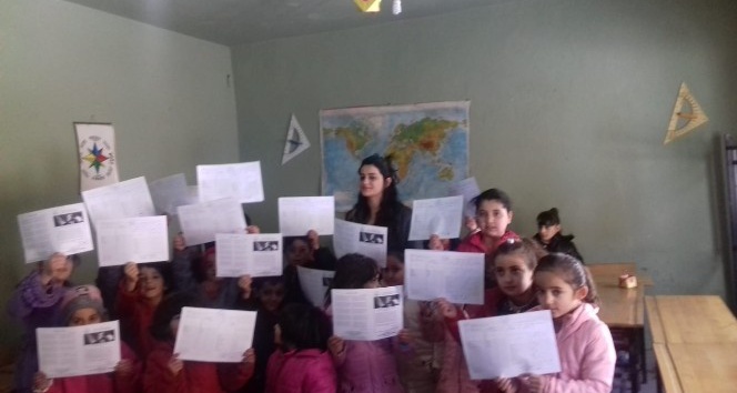 Karne dağıtmak için at sırtında köy okuluna gitti