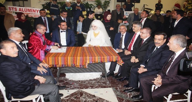 Siyaset, bürokrasi ve iş dünyası buluştu, dolarlar havada uçuştu