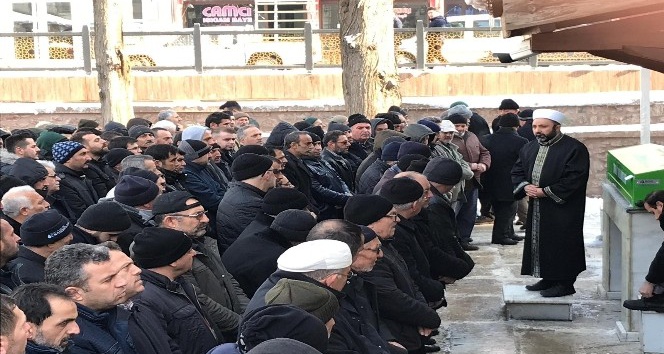 Annesini kurtarmak isterken ağabeyi tarafından öldürüldü